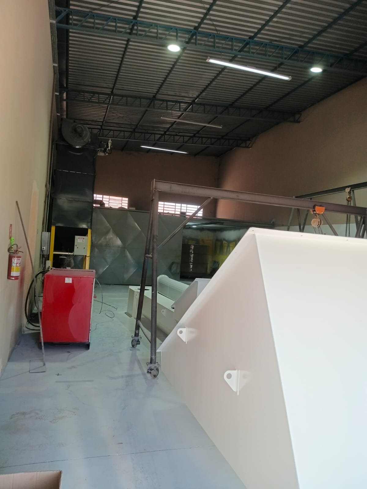 Galpão da Jatec com cabine de pintura e peça pintada